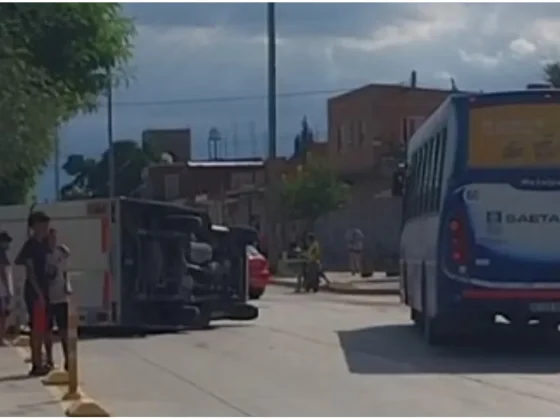 Un camión chocó contra SAETA y volcó  a metros de la feria de Soli