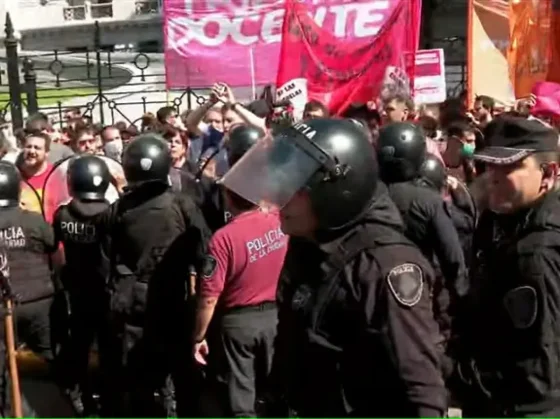 En medio del paro nacional de CTERA, la Policía desalojó a los manifestantes y liberó el Congreso