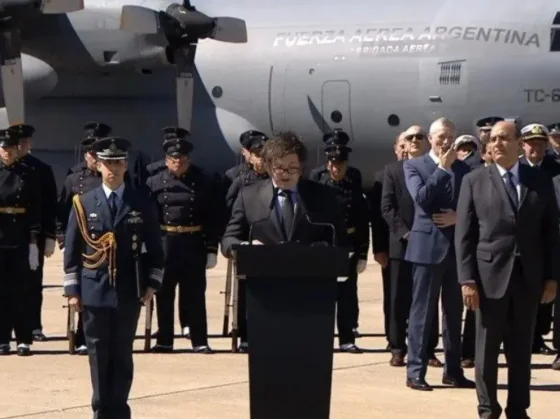 Milei y Richardson encabezaron la firma del convenio para el traspaso del nuevo Hércules C-130 a la Fuerza Aérea