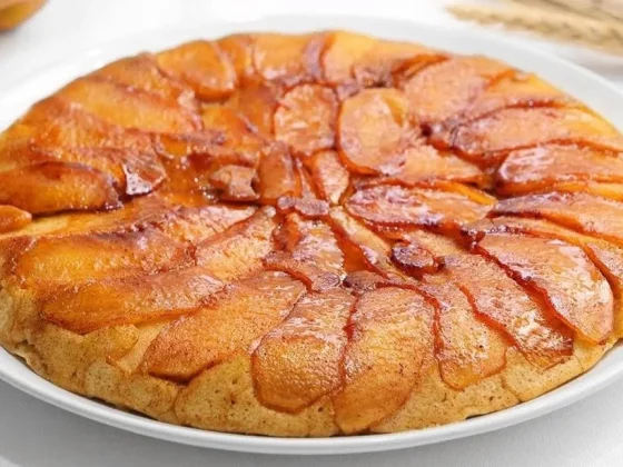 Tarta de manzanas en la sartén, la receta riquísima en 12 minutos