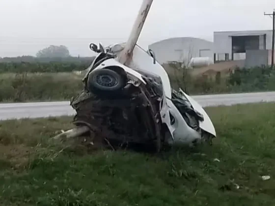 Impactante accidente: un conductor murió tras chocar contra un poste en la ruta y el auto se partió a la mitad