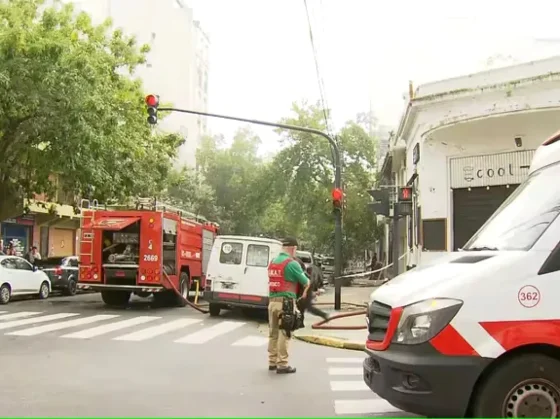 Una casa se prendió fuego y los bomberos tuvieron que evacuar dos escuelas