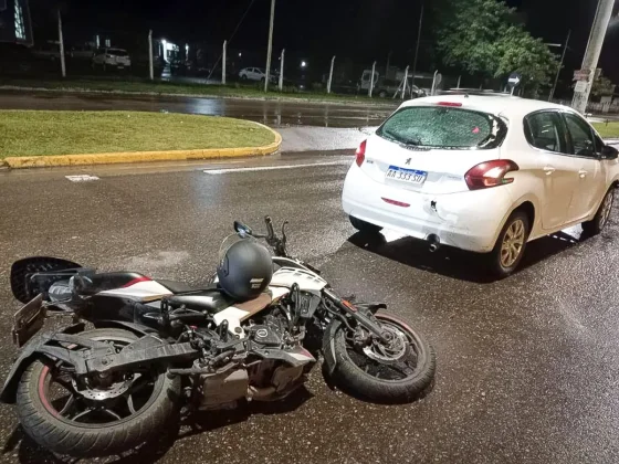 Frenó para dar paso a una ambulancia y una moto lo embistió