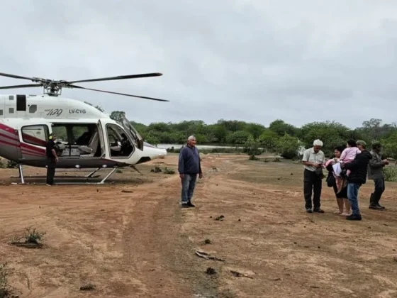 Se rescató vía aérea a seis personas del paraje Trampeadero aisladas por las intensas lluvias