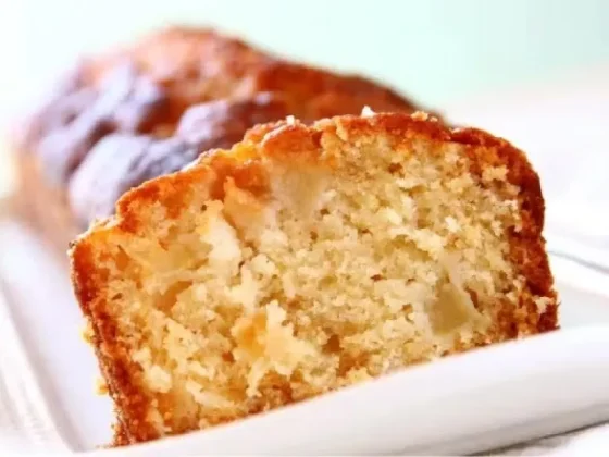 Budín de manzana sin harinas: cómo preparar este postre de sólo tres ingredientes y rico en proteínas