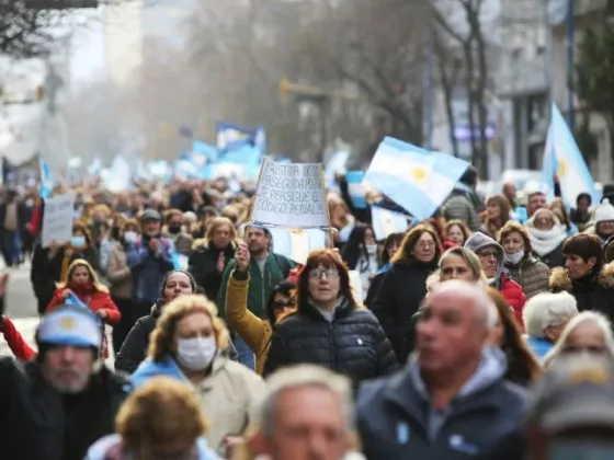 Manifestantes realizan un banderazo en el Obelisco para protestar contra el Gobierno