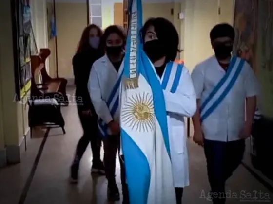 EMOCIÓN: Alumnito con autismo fue elegido por sus compañeros para llevar la bandera