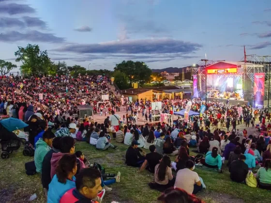 Miles de salteños festejaron en Plaza España un nuevo aniversario de la linda