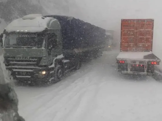 2.800 camiones varados en Mendoza por el temporal de nieve: esperan para cruzar a Chile