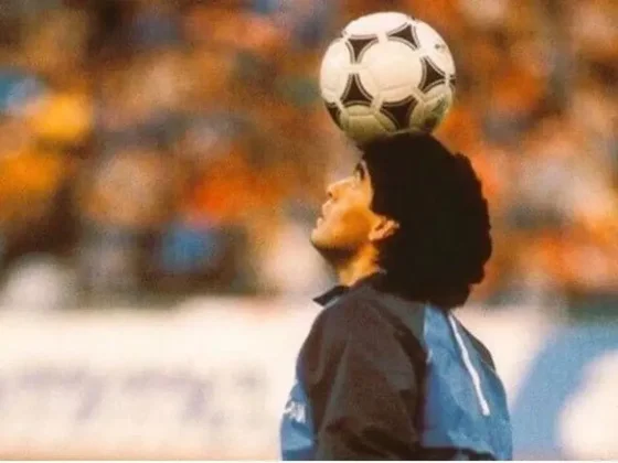 A 35 años: la historia detrás de la entrada en calor de Diego Maradona con "Live is Life"