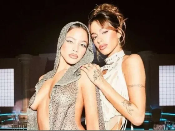 Emilia Mernes y Tini Stoessel se besaron apasionadamente en pleno show