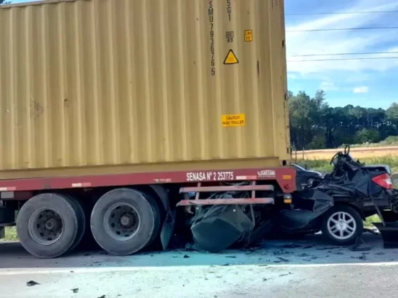 ACCIDENTE FATAL: un auto se incrustó abajo de un camión y una persona murió