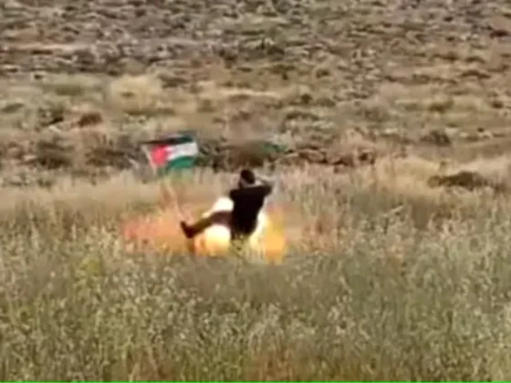 Un israelí pateó una bandera palestina en un asentamiento judío y quedó herido tras una inesperada explosión