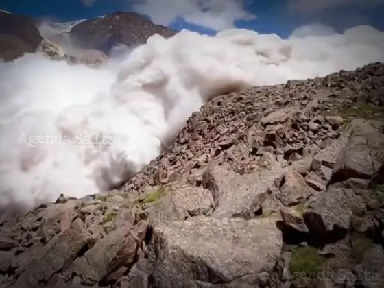 Video: un hombre grabó el momento en que una avalancha se le vino encima en Kirguistán