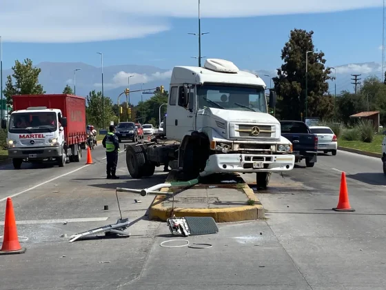 Avenida Banchik: un camión se llevó puesto un poste