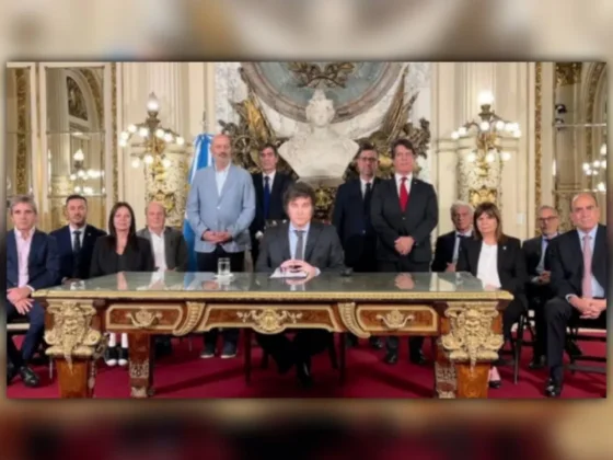 El presidente Milei ya grabó su mensaje en la Casa Rosada acompañado por el equipo económico