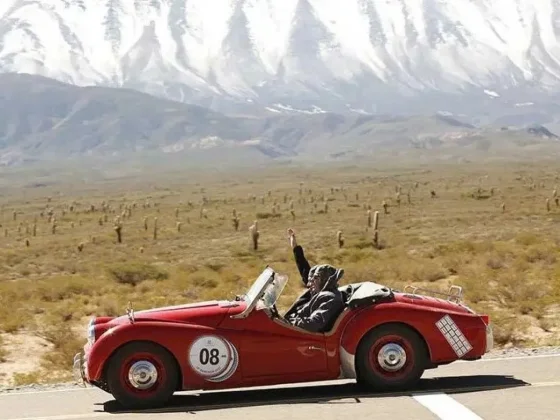 La ciudad recibe a la Gran Carrera de Autos Clásicos