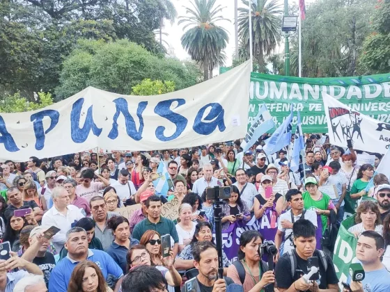 Miles de salteños marcharon en defensa de la universidad pública