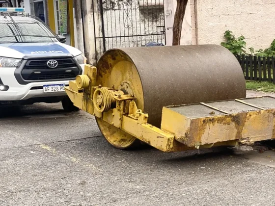 Denuncias cruzadas por un rodillo compactador en Quijano