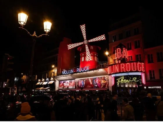 Conmoción en Paris: se desplomaron misteriosamente las aspas del mítico cabaret Moulin Rouge