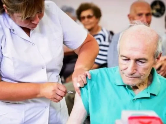 Los adultos mayores deben vacunarse contra la gripe y otras enfermedades