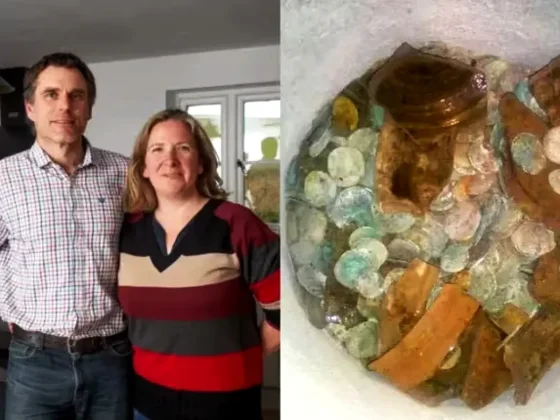 Rompieron el piso de su casa y encontraron escondido un antiguo tesoro