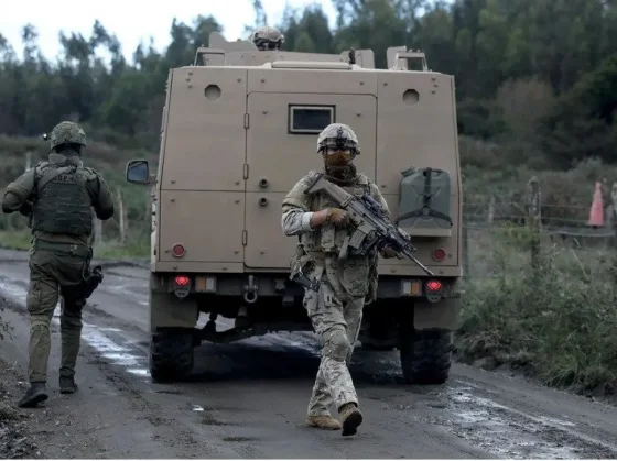 Tras el brutal crimen de los carabineros, hay toque de queda en algunas zonas de Chile y tres detenidos