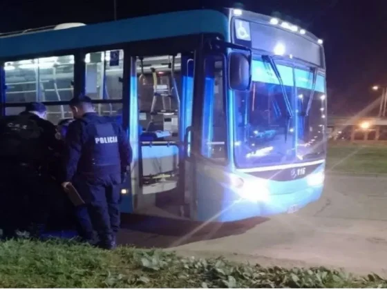 Atacaron dos colectivos de la misma línea en menos de un hora y dejaron amenazas a Pullaro