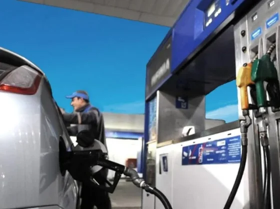 El Gobierno posterga la suba del impuesto a los combustibles para que no impacte en el precio de la nafta