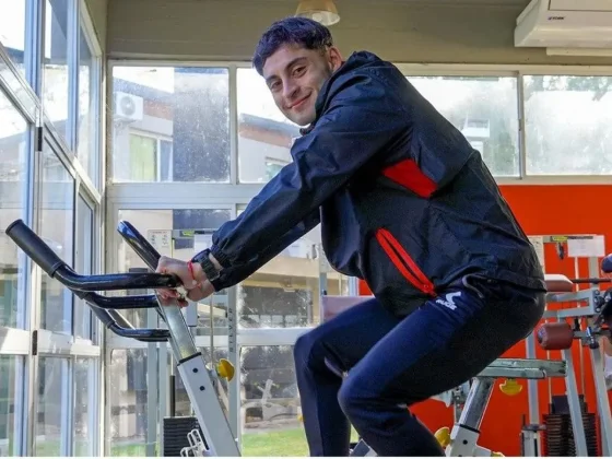 Javier Altamirano volvió a los entrenamientos con Estudiantes y sorprendió a los hinchas a días de la final