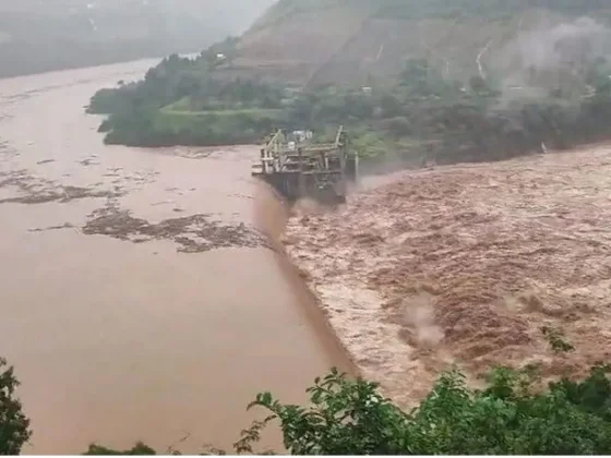 Colapsó una represa y hay 19 ciudades en alerta por las graves inundaciones