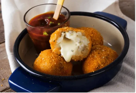 Receta de croquetas crujientes de jamón y queso "para chuparse los dedos"