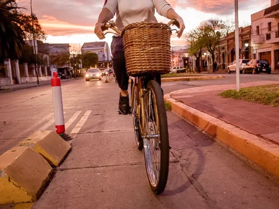 Sin servicio de colectivos, muchos trabajadores sacaron la bicicleta, moto, auto particular o toman taxis