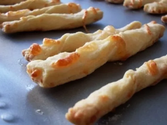 Palitos de queso sin harinas y sin freír: una receta crocante y deliciosa para la picadita del finde