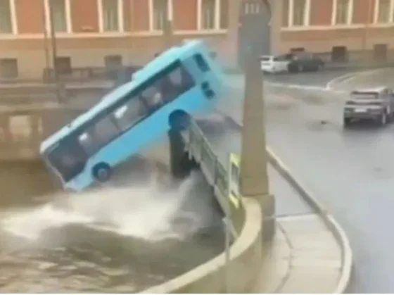 Un colectivo cayó a un río en Rusia tras chocar y hay al menos 3 muertos