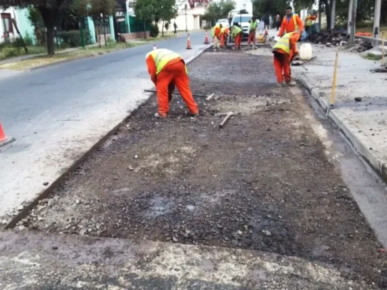 Se realizan arreglos de calles en diversos frentes de obra