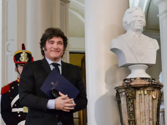 Milei inauguró un busto de Carlos Menem en la Casa Rosada: “Aunque les duela, fue el mejor presidente de la historia”