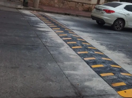 Colocaron reductores de velocidad en la esquina Junín y España