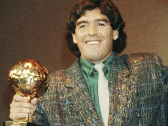 La familia de Diego Maradona busca frenar la subasta del Balón de Oro