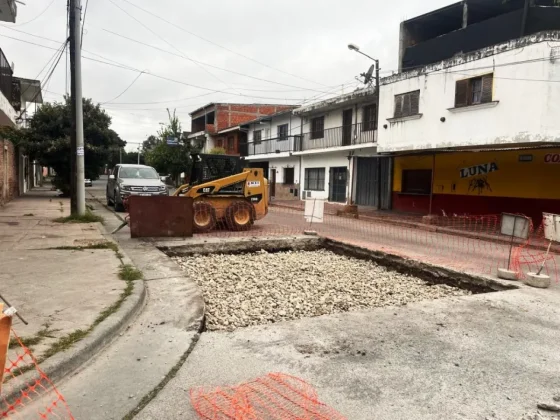 Se trabaja en el arreglo de calzada en Pueyrredón al 2.600 y al 2.800