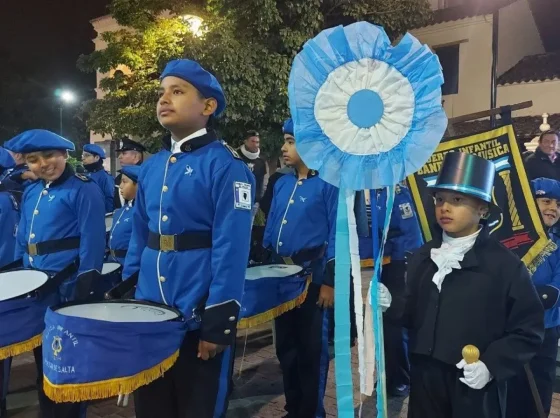 La Banda Infantil de la Policía brindó un concierto y repartió escarapelas