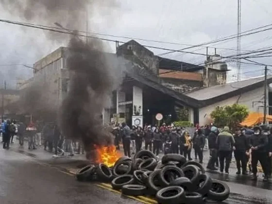 Tercer día de protesta policial en Misiones: barricada en el Comando Radioeléctrico y tensión ante un posible desalojo