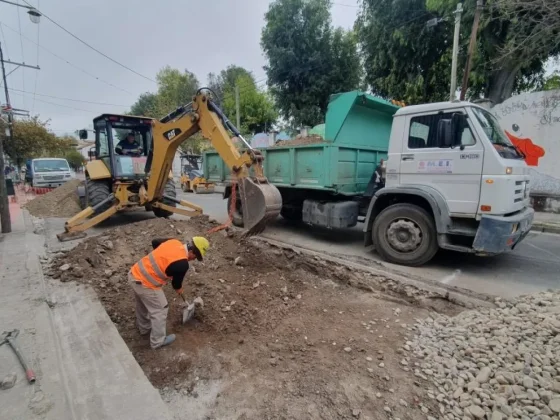Reconstruyen dársenas para el estacionamiento de colectivos en Zuviría al 700