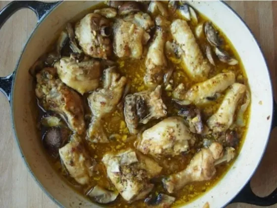 Pollo a la cerveza con hongos, todo en la misma olla