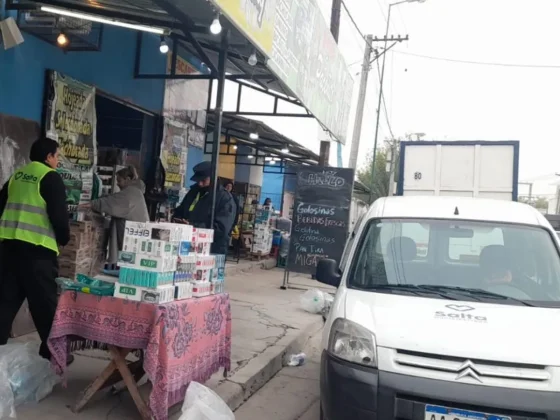 Despejaron más de 20 puestos comerciales que ocupaban el espacio público frente al Mercado Cofruthos