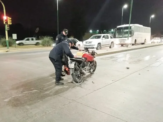 Un colectivo de la mina habría cruzado en rojo y chocó una moto en Av. Banchik