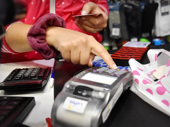 Advierten por el cobro extra en el pago con tarjetas y transferencias