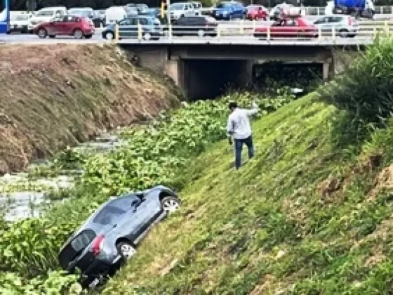 TERRIBLE: un auto terminó en el canal de la avenida Juan XXII