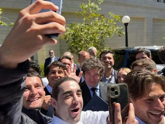 Milei expuso en Stanford y se reúne con los CEO de Google y Apple para captar inversiones