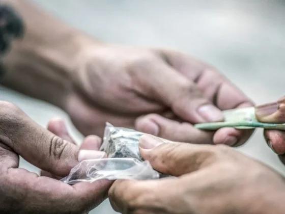 Detienen a dos salteños por comercializar drogas